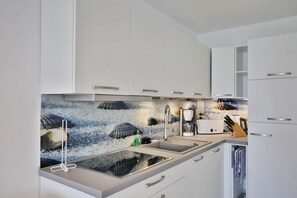 Køleskab, mikrobølgeovn, opvaskemaskine, kaffe-/temaskine