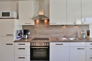 ثلاجة، ميكروويف، فرن، غسالة أطباق