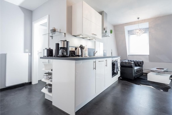 Kühlschrank, Mikrowelle, Ofen, Geschirrspüler