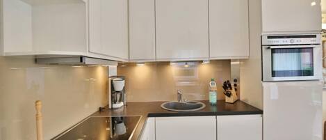 Køleskab, mikrobølgeovn, opvaskemaskine, kaffe-/temaskine