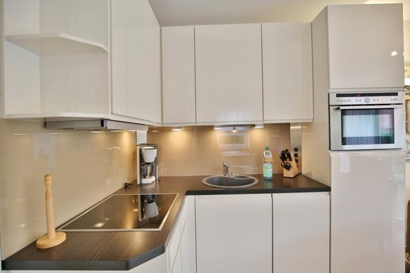 Fridge, microwave, dishwasher, coffee/tea maker