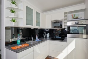 Kühlschrank, Mikrowelle, Ofen, Geschirrspüler