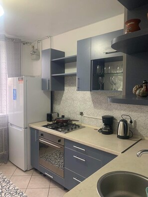 Jääkaappi, mikroaaltouuni, uuni, liesi