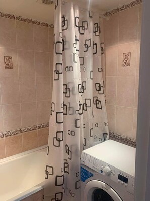 Ensemble baignoire-douche, séchoir à cheveux, serviettes fournies, savon