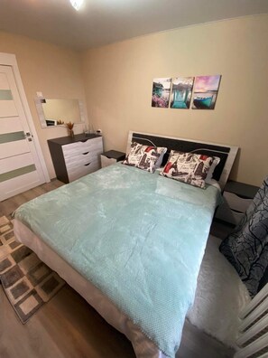 2 makuuhuonetta, työpöytä, silitysrauta/-lauta, ilmainen Wi-Fi