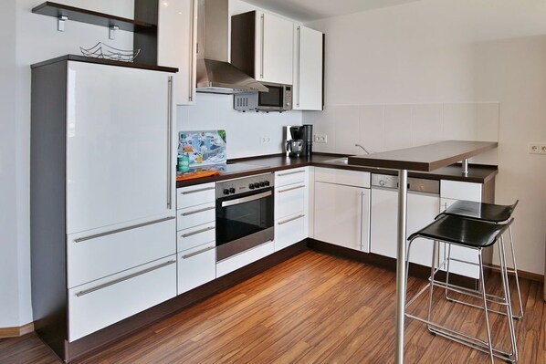 Kühlschrank, Mikrowelle, Ofen, Geschirrspüler