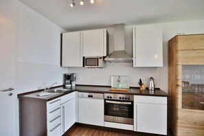 Kühlschrank, Mikrowelle, Ofen, Geschirrspüler