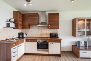 Kühlschrank, Mikrowelle, Ofen, Geschirrspüler