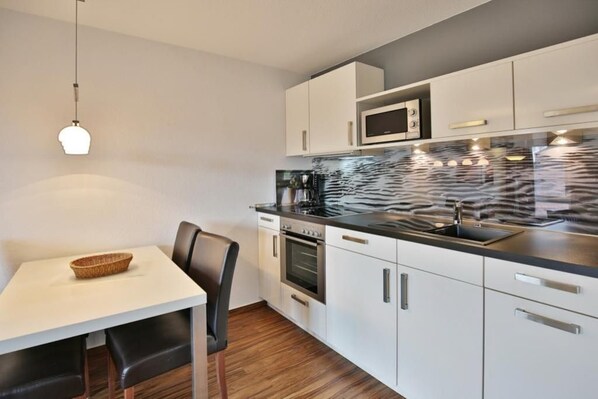 Kühlschrank, Mikrowelle, Ofen, Geschirrspüler