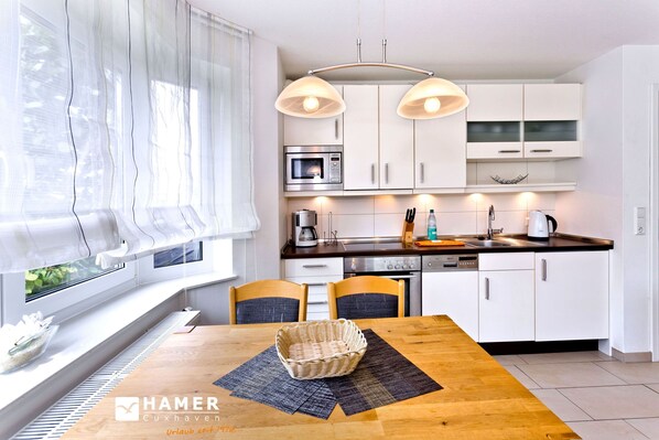 Kühlschrank, Mikrowelle, Ofen, Geschirrspüler