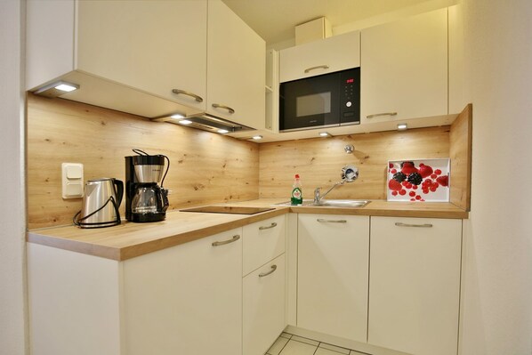 Kühlschrank, Wasserkocher mit Kaffee-/Teezubehör, Wasserkocher, Toaster