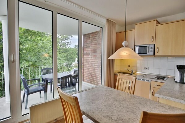 Køleskab, mikrobølgeovn, kaffe-/temaskine, elkedel