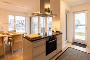 Een koelkast, een magnetron, een oven, een vaatwasser