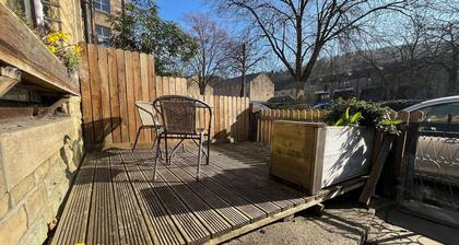 Accessible Quiet Studio in Prime Central Location with Log Burner &Private Patio