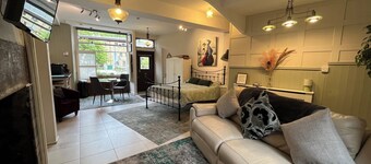 Accessible Quiet Studio in Prime Central Location with Log Burner &Private Patio