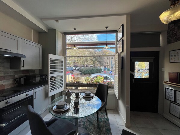 冷蔵庫、電子レンジ、オーブン、コンロ