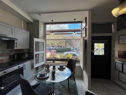 Accessible Quiet Studio in Prime Central Location with Log Burner &Private Patio