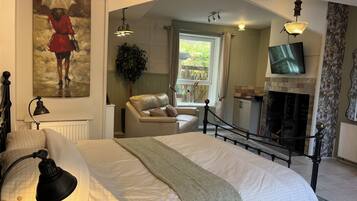 Iron/ironing board, free WiFi, bed sheets