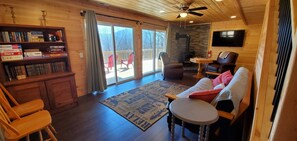 TV connectée, cheminée, lecteur de DVD