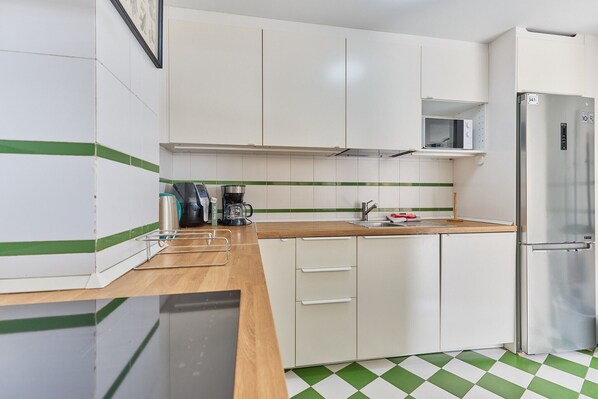 Fridge, microwave, oven, stovetop