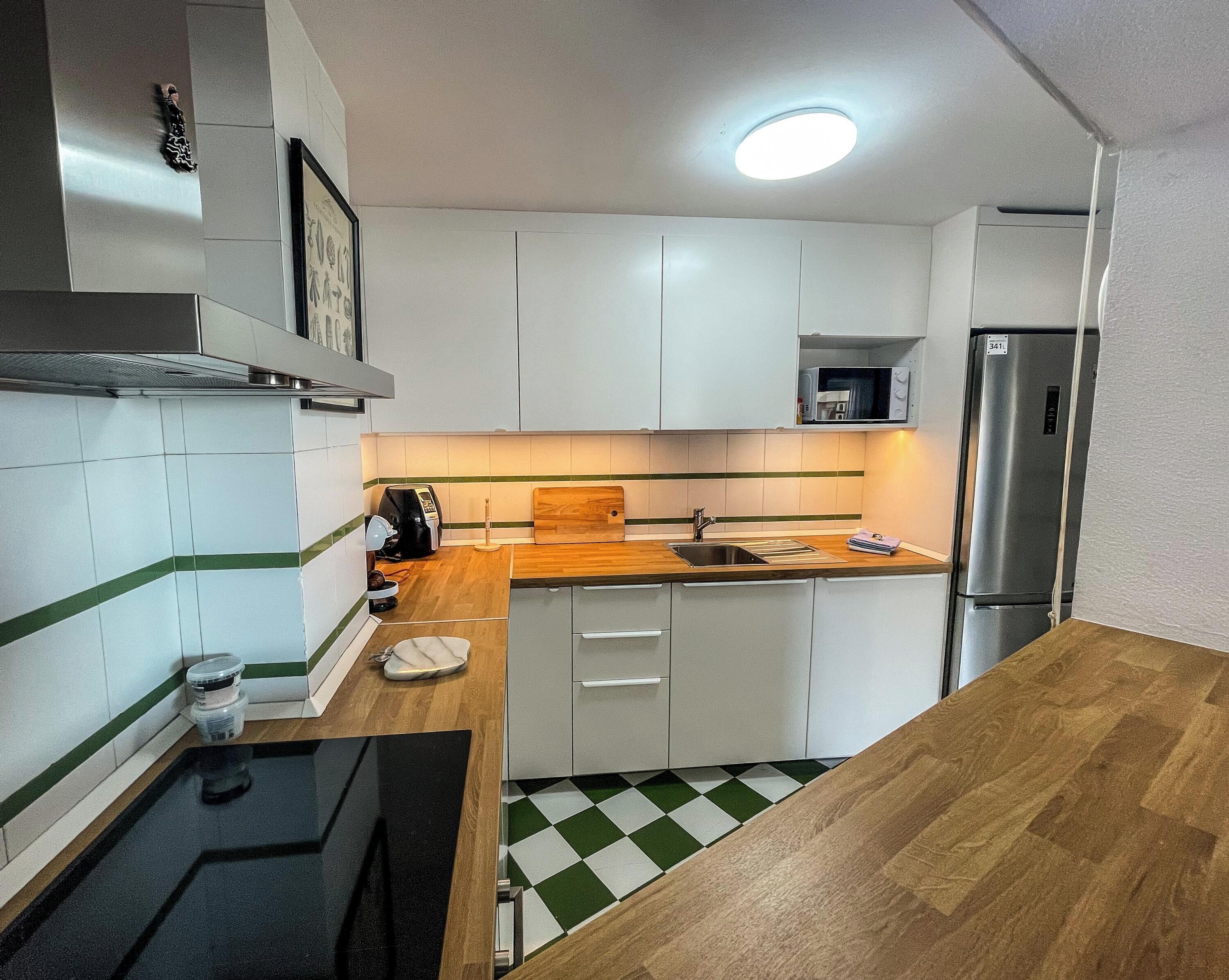 Refrigerador, microondas, horno y parrilla de estufa 