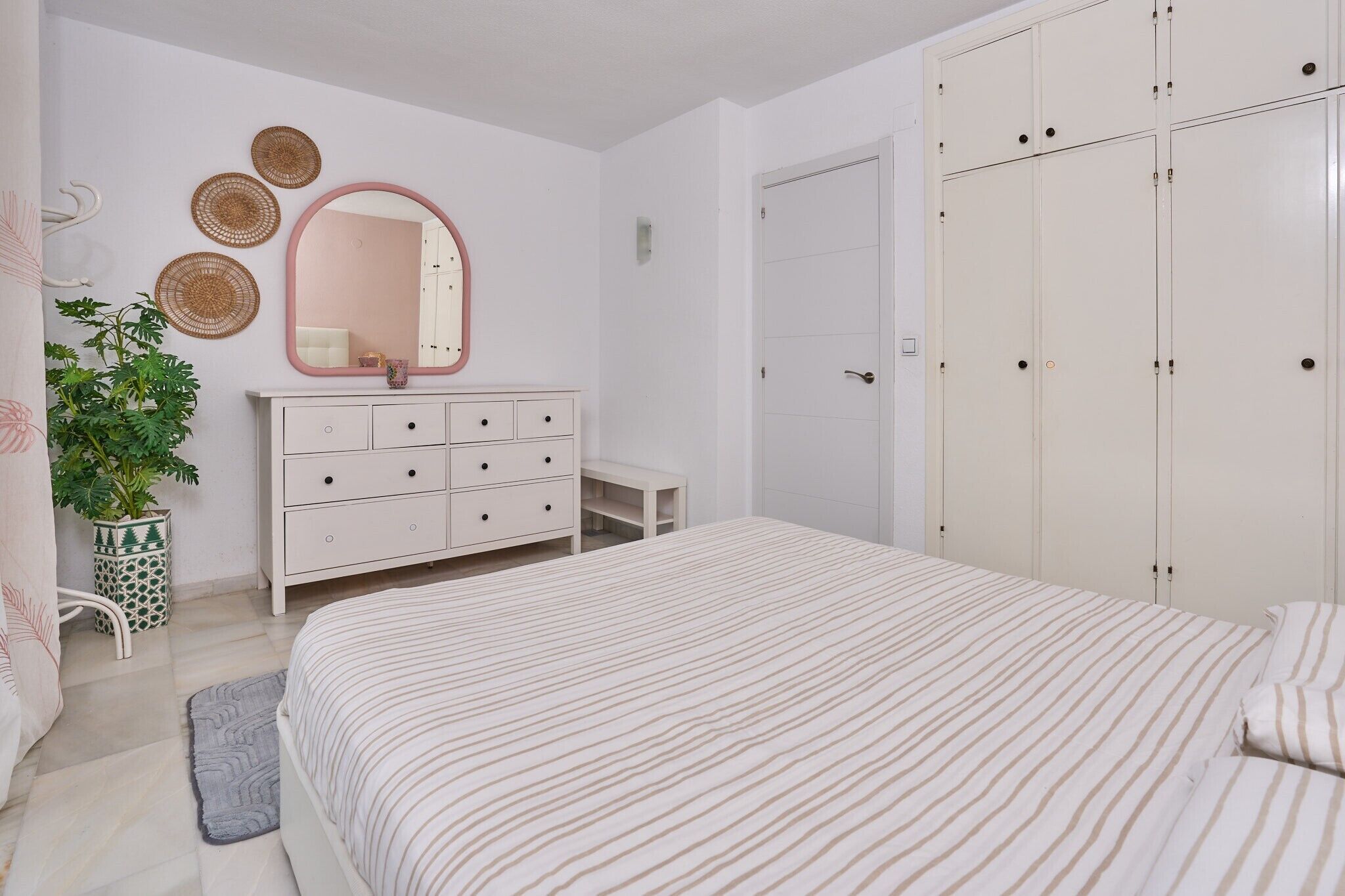 2 habitaciones, tabla de planchar con plancha y wifi gratis 