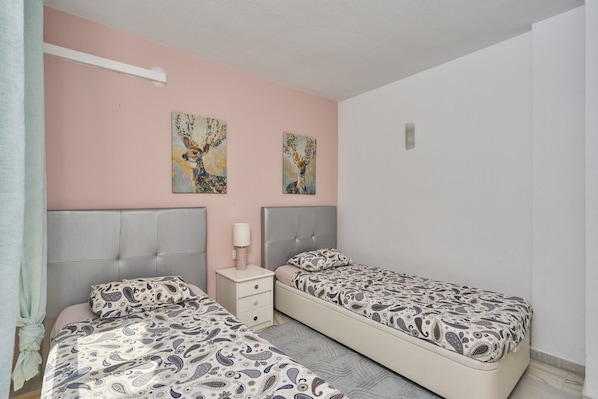 2 bedrooms, iron/ironing board, free WiFi, bed sheets