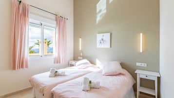 3 bedrooms, iron/ironing board, free WiFi, bed sheets