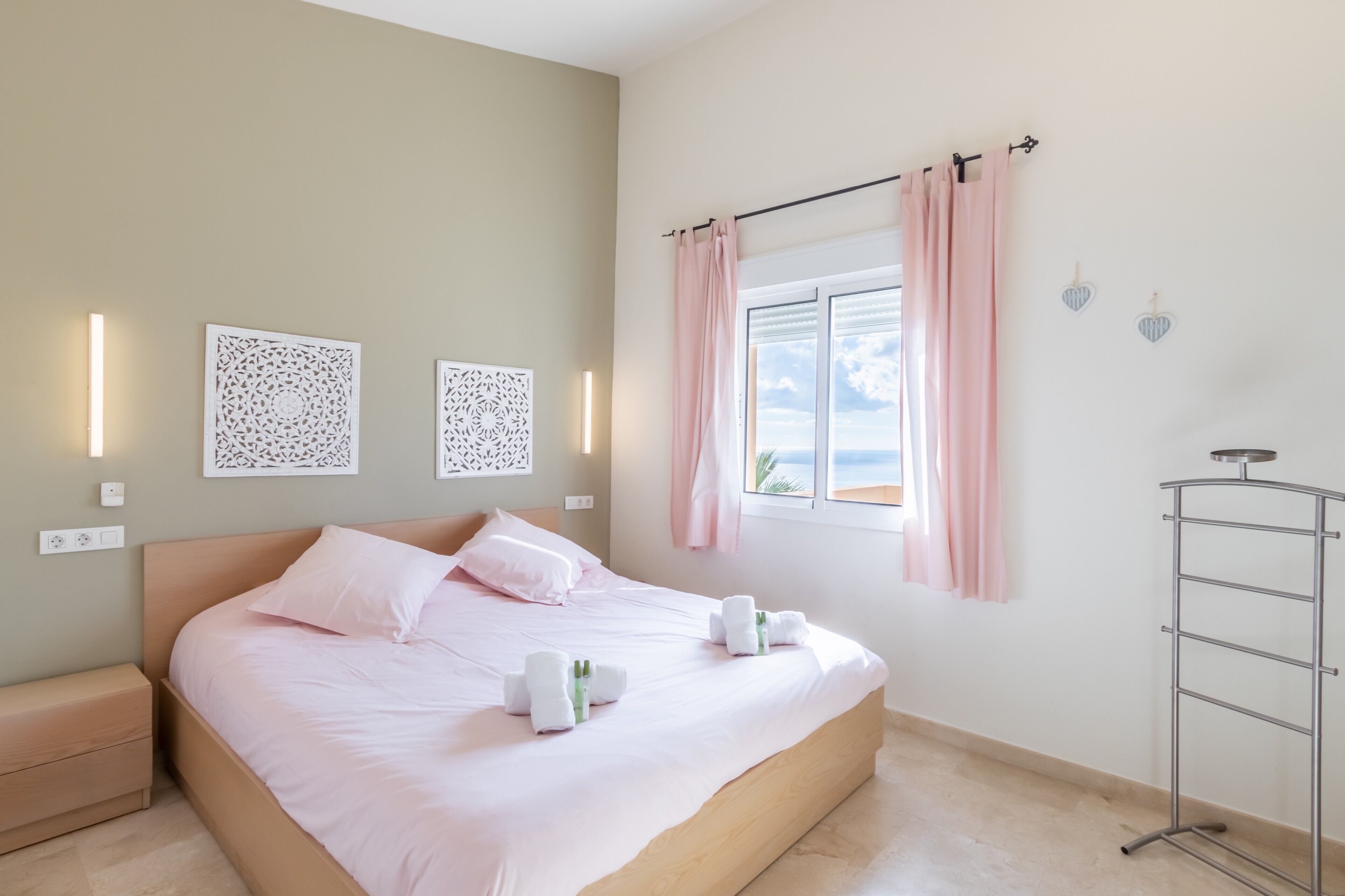 3 chambres, fer et planche à repasser, Wi-Fi gratuit, draps fournis