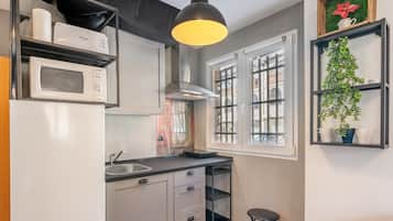 Jääkaappi, mikroaaltouuni, uuni, liesi