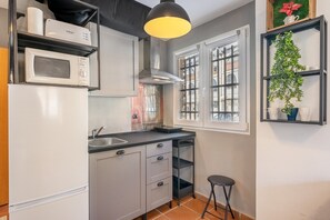 Frigorifero, microonde, forno, piano cottura