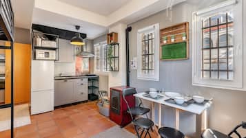 Jääkaappi, mikroaaltouuni, uuni, liesi