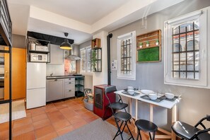 Frigorifero, microonde, forno, piano cottura