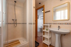 Shower, hair dryer, towels - 'Apartamento bsg Sierra Nevada' with Mountain View (SIERRA NEVADA)