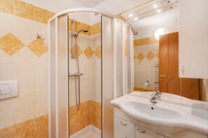 Suihku, ilmaiset hygieniatuotteet, hiustenkuivaaja, pyyhkeet