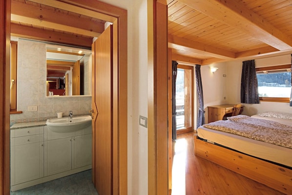 1 bedroom, free WiFi, bed sheets