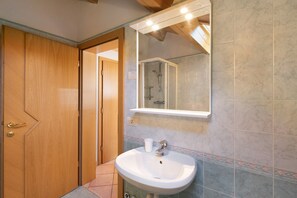 Douche, serviettes fournies