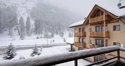 Appartamento Piz Saliente avec vue sur la montagne, Wi-Fi, terrasse et jardin.