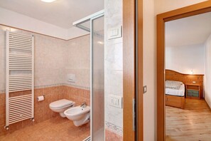 Shower, hair dryer, towels - Paradisin Apartment with Mountain Views (Livigno)