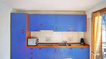 Geladeira, micro-ondas, cooktop, lava-louças