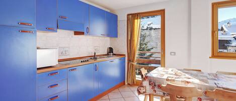 Frigorifero, microonde, piano cottura, lavastoviglie