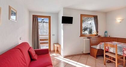 Appartamento Vago avec vue montagne, Wi-Fi, balcon et jardin.