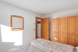 1 bedroom, free WiFi, bed sheets - 'Appartamento Vago' with Mountain View, Wi-Fi, Balcony & Garden (Livigno)