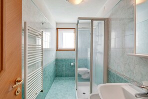 Een douche, een haardroger, handdoeken