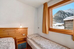 1 bedroom, free WiFi, bed sheets - 'Appartamento Vago' with Mountain View, Wi-Fi, Balcony & Garden (Livigno)
