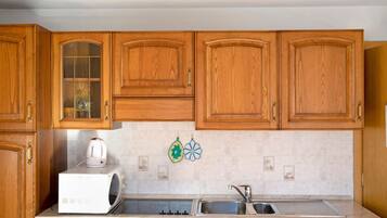 Een koelkast, een microgolfoven, een kookplaat, een vaatwasser