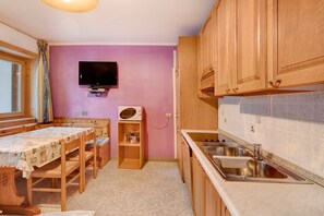 Fridge, microwave, stovetop, dishwasher - Apartment Tre with Mountain View, Balcony & Wi-Fi (Livigno)