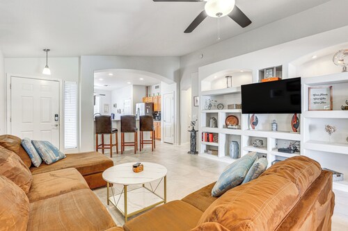 Patio + Fire Pit: Peoria Getaway Near Golfing!