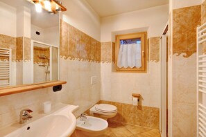 Douche, sĂšche-cheveux, serviettes fournies