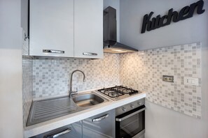 Kühlschrank, Mikrowelle, Ofen, Herdplatte